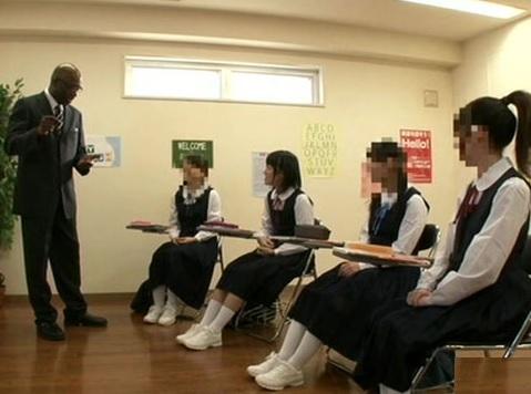 中学生対象の英会話教室で黒人先生が暴走！監禁した少女たちの子供マンコを次々と破壊した鬼畜映像