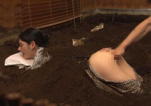 【隠し撮り】『待って！うそでしょ！ｱﾝｱﾝｱﾝッ‼』砂風呂に埋まって動けない女性客のマンコに媚薬を塗って強制鬼イカせ！