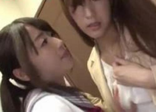 【コスプレエロ動画】変態超ピチピチ制服ド変態娘にエレベーターの中で萌え萌えレズビアン行為を受けちゃうめっちゃ美人フェロ