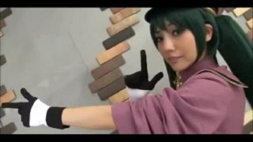 バッチリ決まったコスプレで変態男を足コキするレイヤーちゃん