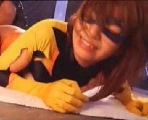 【コスプレエロ動画】後ろから激しく責め立てられるヒロイン