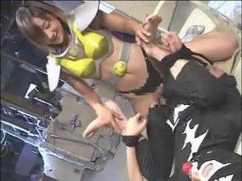 【コスプレエロ動画】スーパーヒロインにペニバンで犯される男戦闘員