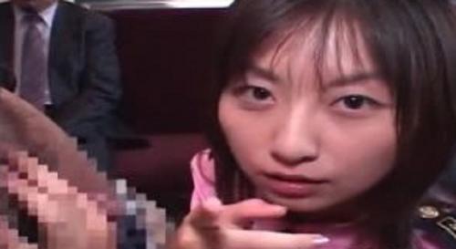 【コスプレエロ動画】バスの中で婦人警官のコスプレをしてごっくん