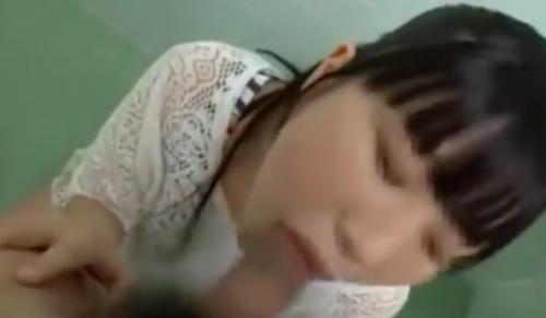 トイレに連れ込み！美味しそうに巨根を頬張るフェラチオ美少女！