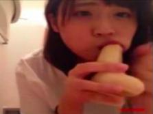 【バナナを咥えてる？】いいえ、ディルドを咥えてオナニー配信痴女少女でしたw