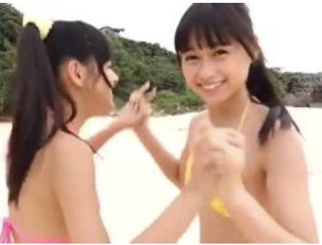 「うう、気持ちぃ…///」「早く入ろうよ♡」ロリ中◯生2人組が海で大はしゃぎの激シコ動画