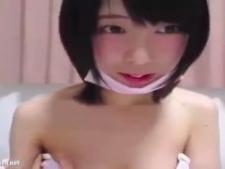 【ロリ顔少女の右手には…】電マを片手にオナニーしてライブチャットする貧乳JK!