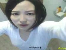これが韓国のオナニー方法w外で笑いながら自慰行為をする美女w