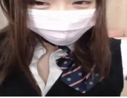 生配信中に制服の隙間から谷間がぽろり！JKの生おっぱいをガン見しちゃうw