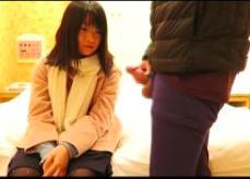「大きぃ…おちん●ん♡」「うわ凄い」愛撫に愛液垂らしてハメられる素人娘♡