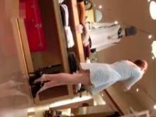 〈ロリ 盗撮〉ガチで隠し撮りした動画流出！ターゲットは買い物中の女子●生風の少女！スカートの中丸見え♡