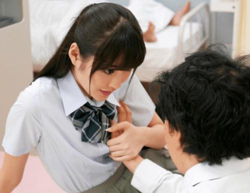 【学校で隠れてJKとエッチなことしたい？】制服学生カップルと一緒に個室で未成年の性行為に及ぶ