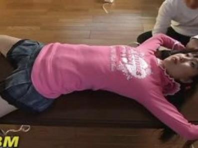 検索！【小学生風 拘束 くすぐり】悪戯しているだけなのにツインテール少女がからエロい声が...