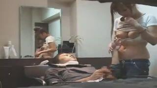 見習い美容師に勃起チンポを見せつけて強制手コキさせてみたｗｗｗｗ