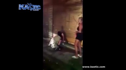 道端で泥酔している美女を犯す鬼畜な男！延々とスマホ片手に撮影をやめないｗｗｗ
