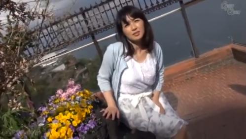 童顔人妻とムフフのデート！下着の中にリモコンローターを仕込んで男の玩具に！「クセになっちゃう♪」