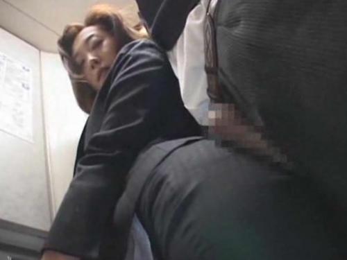 泥酔したOLの後をつけてエレベーターという密室の中で勃起チンポをお尻にツンツンしてみたら…