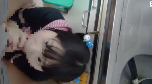 【個人撮影】見た目小○生のロリ少女をキッチンに連れ込んでご奉仕させてみた