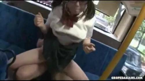 【胸糞注意】「ポッキーとちんこ入れられてるぅ♡」ドブス気味の美爆尻女子高生が帰宅途中に会った膣内射精バス痴漢レイプ！