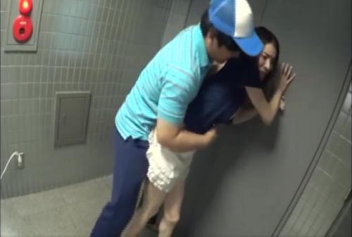 業者のふりして押しかけレイプ！媚薬漬けにされた人妻熟女が快楽堕ちしてしまうｗ