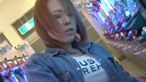 パチンコやってるエロそうな金髪ギャルを捕まえてガチレイプ！