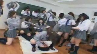 【逆強姦】質より量で勝負？10人はいる性悪女子高生たちの見世物にされる草食系男子