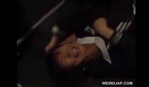【削除注意】本物レイプ映像？車に拉致られた女子高生がガチ抵抗するも首絞めビンタで蹂躙される激ヤバ恐怖映像！
