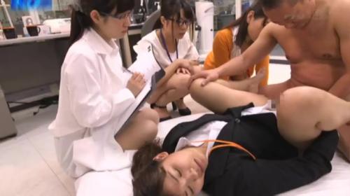 【衝撃映像】入りませんね…チンポ受け入れを拒否る頑固肛門な地味子OLは無事お尻ヴァージン卒業できるのか？