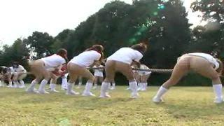 【企画】浣腸を我慢しながら体操服姿で綱引きをする女子たちｗｗ力んだ瞬間大暴発ｗ
