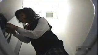 【盗撮アナル】和式便所を超接写で盗撮！ケツの穴が超ドアップで映る！