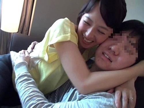 《五十路》30歳年下の童貞フレッシュチンポを味わい尽くす美人のおばさんは現役会社役員www
