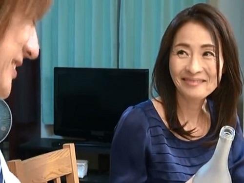 《熟女 おばさん》友人の奥さんが美人でエロすぎて!!! ヤラずにいられずチンポねじ込み激ピストンwww