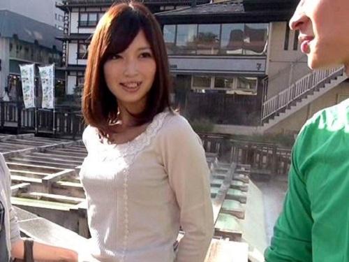 《人妻ナンパ》湯けむり温泉の艶々美人妻!!! 美肌のエロいカラダがデカチン突っ込まれて大よがりwww