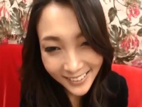《人妻ナンパ》「こっちのチンコの方が大きい…w」☆夫婦別居中で乾いてたオマ○コが指マンデカチンでグッショグショwww