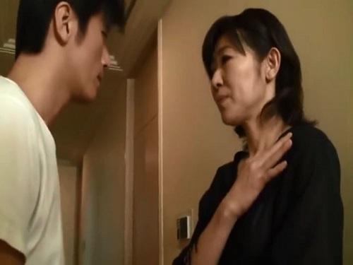 《五十路》義息との関係やめられない!!! 亭主に隠れてオマ○コ開き娘に黙ってチンポ拝借www