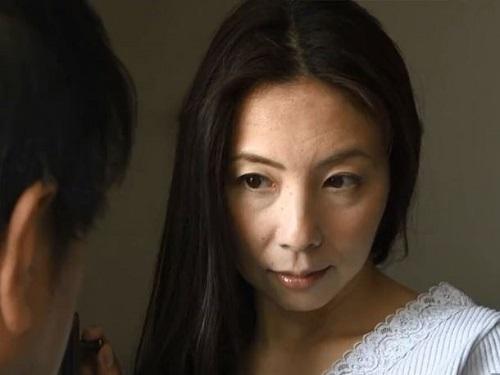 《熟女 おばさん》「お隣さんとヤッてただろ? 俺もやらせて!!」「黙っててくれる?」「うんッ」「いいわ 入って…」www