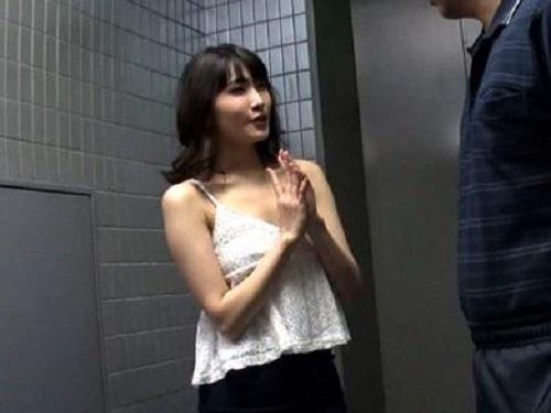 《隣の奥さん》ブラジャーしてない美マダムさん!!! プリプリおっぱいに誘われてムリムリの生ハメwww