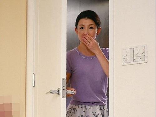 《五十路》アラッまあっ!! 我が子の勃起チンポがスゴい!! 息子に夜這いされて悦んで母子相姦www