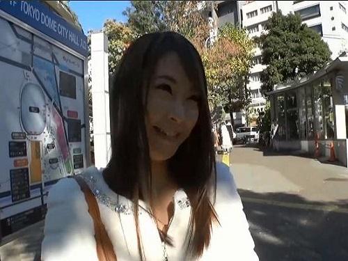 《人妻さん》「モデルさんになって…」☆ホテルに連れ込み強引に脱がすとアッサリ生ハメされて大よがりwww