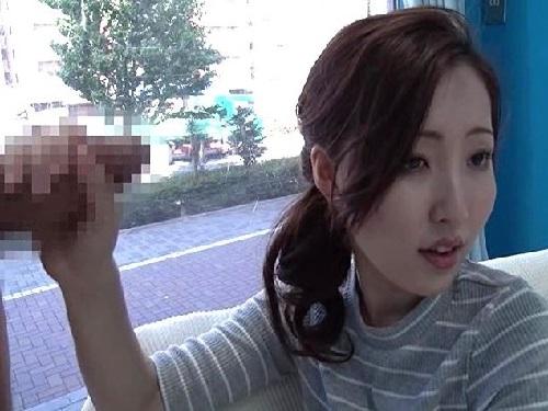 《MM号》夫とガキを待たせて寝取られセックス!!! 美乳の美人妻がハメ倒されて大乱れwww