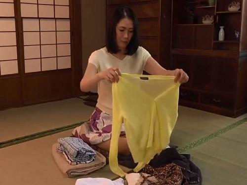 《人妻さん》清楚なフリして実は他人棒によがるママ!!! 怒った息子が自分のチンポで母子相姦www