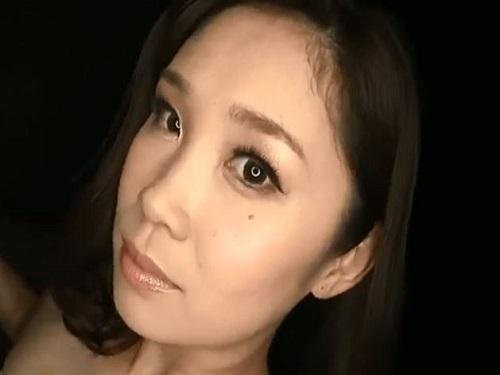 でっかいお尻の淫乱痴女!!! おまけに美人!!! バックアングルのオマ○コが超エロいwww