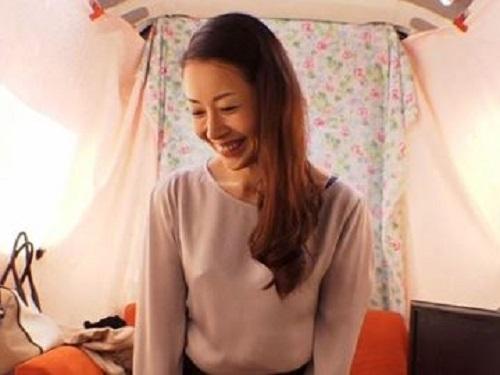 《熟女 おばさん》童貞君と一緒にAV鑑賞した後の美人マダムが今度は舌なめずりして若いチンポをイジるwww
