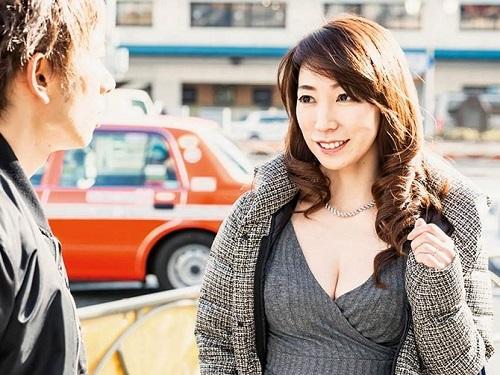 《熟女ナンパ》爆乳の谷間で男を誘う美魔女!!! 待ってましたとナンパされてホテルでハメ倒されるwww