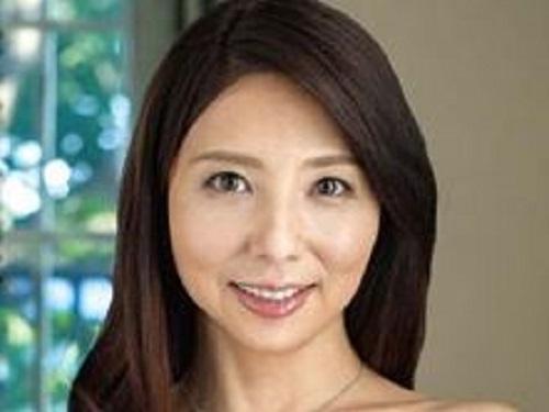 《人妻 おばさん》美人ママが悪ガキにハメられる!!! 淫乱マダムはちゃっかり感じまくって大悶えwww