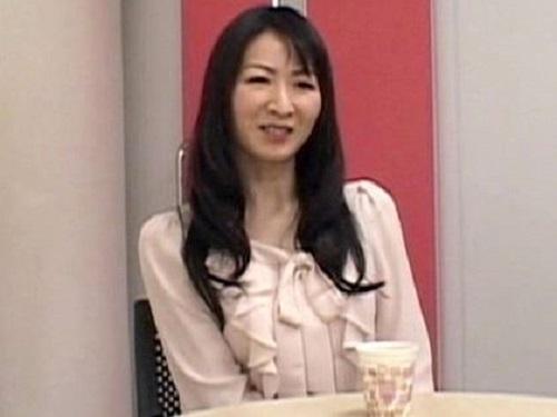 《熟女 おばさん》潮を吹かされチンポしゃぶる!!! 熟女に嬉しい新規採用の面接www