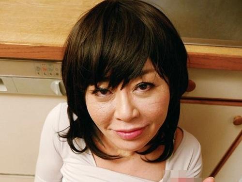 《五十路》酒好きチンポ好きのおばさんがたっぷりハメ倒される母子相姦www