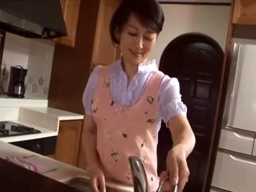 《熟女 おばさん》清楚な奥さまはアナルとオマ○コの二刀流!!! この度息子にハメ倒されて亭主と息子の二刀流www