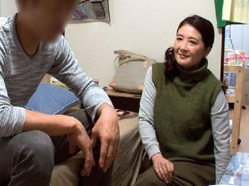 《熟女 おばさん》家事代行のおばちゃんにイタズラ!!! おっぱいイジッたらエラい感じてパンツまで脱いじゃったwww