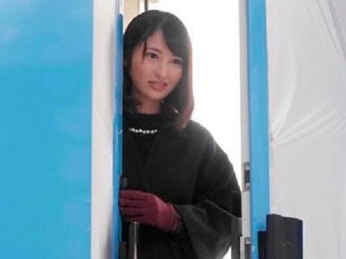 《マジックミラー号》美形セレブマダムはチクビ責めまくられてオマ○コぐっしょり!!! 快感止まらず生ハメされて大悦びwww
